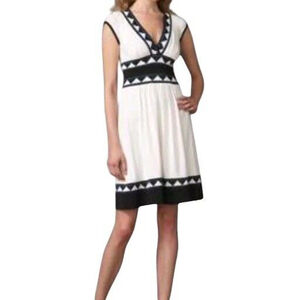 BCBGMAXAZRIA Creamy V-neck Dress Women's Size XS. Excellent Condition Pre-owned.